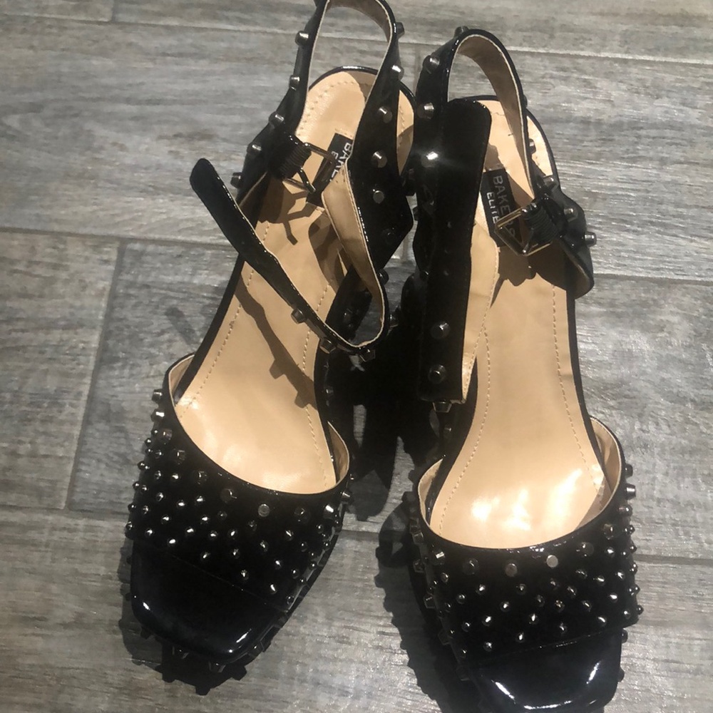 BAKERS BLK PATENT SILVER STUD WEDGE SANDALS NEW